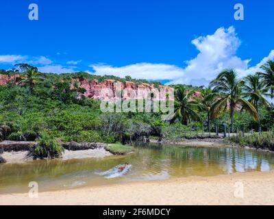 Klippen am Strand von Pitinga, Arraial d'Ajuda ist ein Bezirk der brasilianischen Gemeinde Porto Seguro, an der Küste des Staates Bahia. Stockfoto