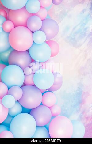 Bunte Luftballons Hintergrund, druckvolle Pastellfarbenen und Soft Focus. Rosa und Mint ballons Foto wand Geburtstag Dekoration Stockfoto