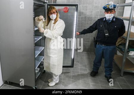Napoli, ein neues Impfzentrum, das heute im park des Waldmuseums capodimonte eingeweiht wurde. Der Arzt nimmt eine Dosis Impfstoff aus dem Kühlschrank im Apothekenzimmer. Stockfoto