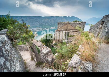 Alte historische Ruinen aus dem 16th. Jahrhundert sind über den Hang verteilt Oberhalb der Altstadt von Kotor Stockfoto