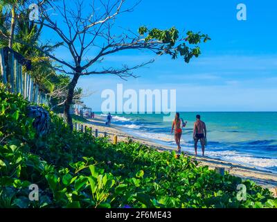 Mucuge Beach, Arraial d'Ajuda ist ein Bezirk der brasilianischen Gemeinde Porto Seguro, an der Küste des Staates Bahia. Stockfoto