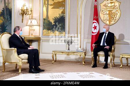 (210401) -- TUNIS, 1. April 2021 (Xinhua) -- der tunesische Präsident Kais Saied (R) trifft am 1. April 2021 in Tunis, Tunesien, mit dem algerischen Außenminister Sabri Boukadoum zusammen. (Tunesischer Vorsitz/Handout über Xinhua) Stockfoto