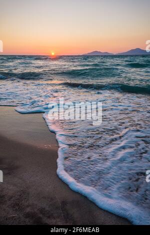 Atemberaubender Sonnenuntergang am Strand ohne Menschen. Marmari, Insel Kos, Griechenland. Dodekanes Inseln, Ägäis. Inspirierende Aussicht, Sommerurlaubskonzept Stockfoto