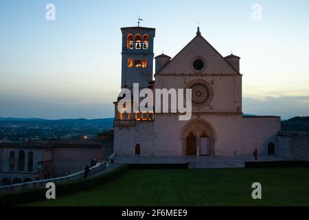 Blick auf die wunderschöne Basilika von San Francesco in der Dämmerung, nach Sonnenuntergang, von den Gebäuden vor, mit einem dunklen Himmel ohne Wolken Stockfoto