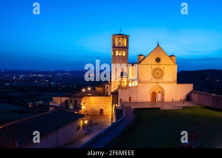 Blick auf die wunderschöne Basilika von San Francesco in der Dämmerung, nach Sonnenuntergang, von den Gebäuden vor, mit einem dunklen Himmel ohne Wolken Stockfoto