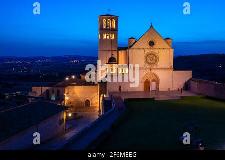 Blick auf die wunderschöne Basilika von San Francesco in der Dämmerung, nach Sonnenuntergang, von den Gebäuden vor, mit einem dunklen Himmel ohne Wolken Stockfoto