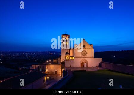 Blick auf die wunderschöne Basilika von San Francesco in der Dämmerung, nach Sonnenuntergang, von den Gebäuden vor, mit einem dunklen Himmel ohne Wolken Stockfoto