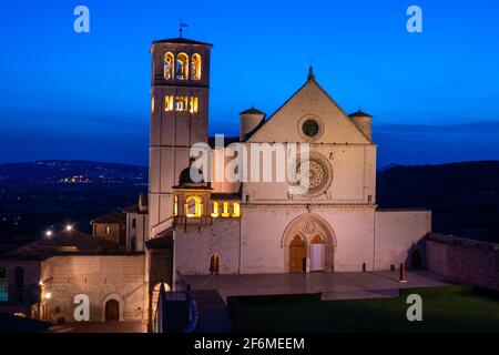 Blick auf die wunderschöne Basilika von San Francesco in der Dämmerung, nach Sonnenuntergang, von den Gebäuden vor, mit einem dunklen Himmel ohne Wolken Stockfoto