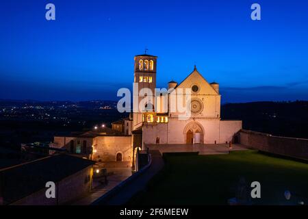 Blick auf die wunderschöne Basilika von San Francesco in der Dämmerung, nach Sonnenuntergang, von den Gebäuden vor, mit einem dunklen Himmel ohne Wolken Stockfoto