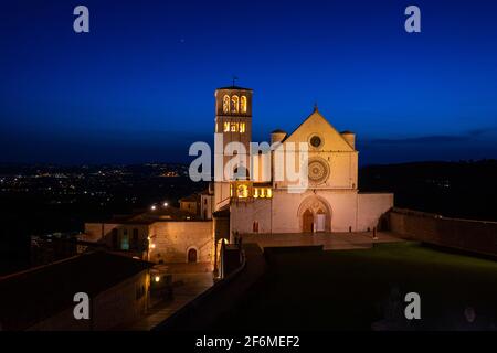 Blick auf die wunderschöne Basilika von San Francesco in der Dämmerung, nach Sonnenuntergang, von den Gebäuden vor, mit einem dunklen Himmel ohne Wolken Stockfoto