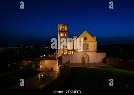 Blick auf die wunderschöne Basilika von San Francesco in der Dämmerung, nach Sonnenuntergang, von den Gebäuden vor, mit einem dunklen Himmel ohne Wolken Stockfoto