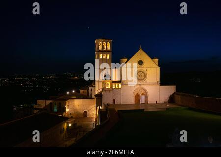 Blick auf die wunderschöne Basilika von San Francesco in der Dämmerung, nach Sonnenuntergang, von den Gebäuden vor, mit einem dunklen Himmel ohne Wolken Stockfoto