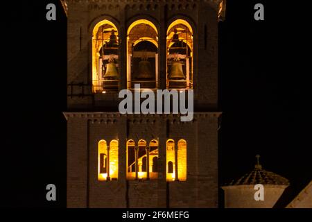 Blick auf die wunderschöne Basilika von San Francesco in der Dämmerung, nach Sonnenuntergang, von den Gebäuden vor, mit einem dunklen Himmel ohne Wolken Stockfoto