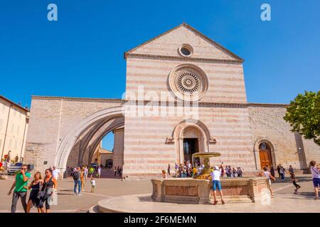 Die Basilika Santa Chiara in der berühmten mittelalterlichen Stadt Assisi, Umbrien, Italien Stockfoto