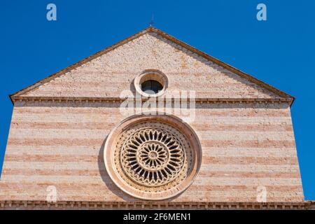 Die Basilika Santa Chiara in der berühmten mittelalterlichen Stadt Assisi, Umbrien, Italien Stockfoto