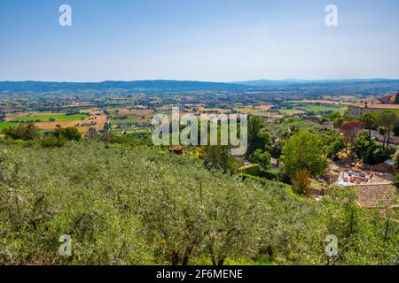 Die Spoleto Ebene von der berühmten mittelalterlichen Stadt Assisi, Terni, Umbrien, Italien Stockfoto