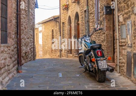 Die engen Gassen der berühmten mittelalterlichen Stadt Assisi, Umbrien, Italien Stockfoto