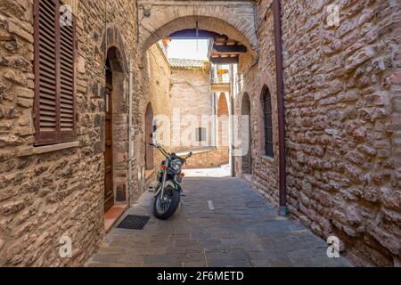 Die engen Gassen der berühmten mittelalterlichen Stadt Assisi, Umbrien, Italien Stockfoto