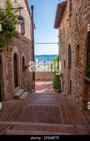 Die engen Gassen der berühmten mittelalterlichen Stadt Assisi, Umbrien, Italien Stockfoto