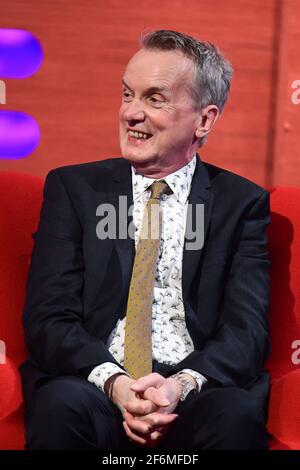 REDAKTIONELLE VERWENDUNG NUR Frank Skinner während der Dreharbeiten für die Graham Norton Show im BBC Studioworks 6 Television Center, Wood Lane, London, die am Freitagabend auf BBC One ausgestrahlt werden. Stockfoto