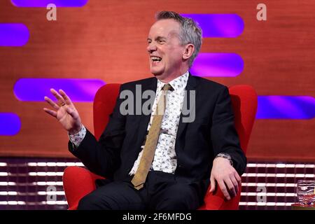 REDAKTIONELLE VERWENDUNG NUR Frank Skinner während der Dreharbeiten für die Graham Norton Show im BBC Studioworks 6 Television Center, Wood Lane, London, die am Freitagabend auf BBC One ausgestrahlt werden. Stockfoto