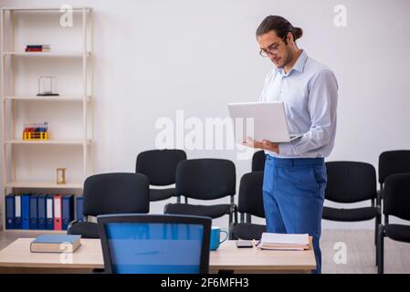 Junger Chef gibt Seminar im Büro während Pandemie Stockfoto