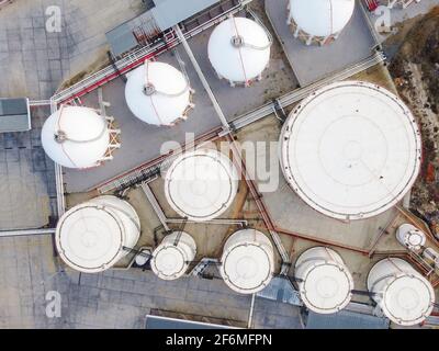 Lagertanks für Flüssiggas von oben nach unten aus der Luft Stockfoto