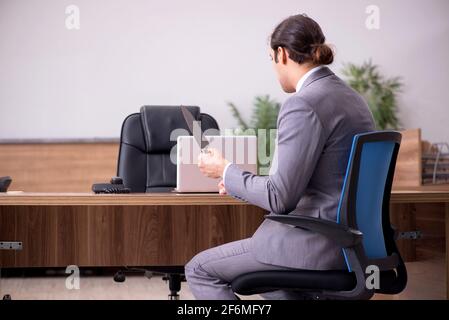 Junge Geschäftsmann Mitarbeiter in Mobbing-Konzept am Arbeitsplatz Stockfoto