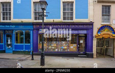 Neuer Altersladen im Zentrum von Glastonbury - Courtyard Books - Glastonbury, Somerset, UK am 1. April 2021 Stockfoto