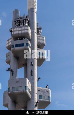 Fernsehturm Zizkov - Žižkovská věž - mit Skulpturen von David Cerny aus dem Hause „Babies“ (Miminka); Fernsehturm Žižkov in Mahlerovy sady, Prag Stockfoto