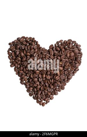 Herz aus gerösteten Kaffeebohnen. Isolierter weißer Hintergrund. Stockfoto