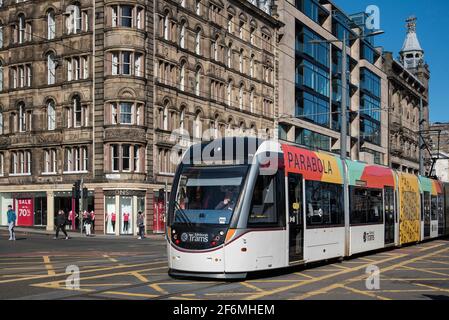 Straßenbahn entlang der Princes Street in Edinburgh, Schottland, Großbritannien. Stockfoto