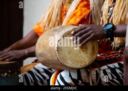 Afrikanische mans Hände spielen auf afrikanischer Trommel. Stockfoto