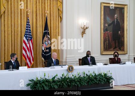 Der US-Präsident Joe Biden hält am Donnerstag, den 1. April 2021, eine Kabinettssitzung im Ostsaal des Weißen Hauses in Washington, DC ab. Präsident Biden kündigte an, dass er fünf Kabinettsmitglieder auffordere, der amerikanischen Öffentlichkeit seinen Arbeitsplan zu erläutern. Bild von links nach rechts: US-Außenminister Antony Blinken, Präsident Biden, US-Verteidigungsminister Lloyd J. Austin III und US-Handelsministerin Gina Raimondo.Quelle: Leigh Vogel/Pool via CNP /MediaPunch Stockfoto