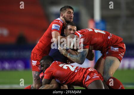 Joel Thompson (11) von St. Helens wird am 4. Januar 2021 von Greg Minikin (3) Dean Hadley (13) und Muizz Mustapha (28) von Hull KR in angegangen. (Foto von Mark Cosgrove/News Images/Sipa USA) Quelle: SIPA USA/Alamy Live News Stockfoto