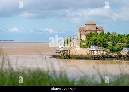 Romanische Kirche auf felsigem Felsvorsprung im wunderschönen Dorf Talmont-sur-Gironde in der Nähe von Royan, Charente Maritime, Atlantikküste Frankreich Stockfoto