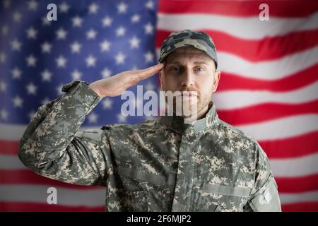 Militär US-Soldat Saluting Flagge. Armeeveteran Stockfoto