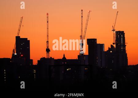 Skyline von Leeds bei Sonnenaufgang. Sky Plaza (links) Yorkshire's höchstes Gebäude 'Altus House (rechts) noch im Bau Stockfoto