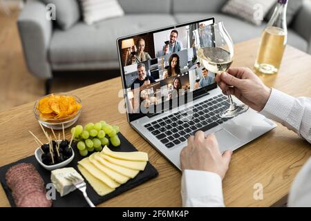 Virtuelle Weinprobe Dinner-Event Online Mit Laptop Stockfoto