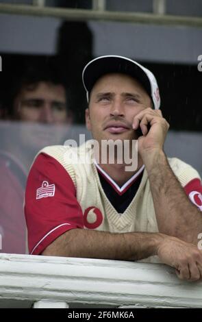 Nasser Hussain Cricket-Spieler von England, Juni 2000 Warten auf den Regen, während der zweiten Test Match gegen Simbabwe an der Trent Bridge Stockfoto