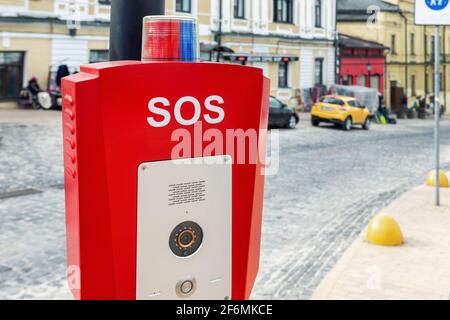 Rote Notruffolizei SOS-Ruftaste Alarmbox mit Lichtleiste, cctv-Kamera und Lautsprecher-Gerät für dringende Kommunikation auf der Stadtstraße. Modern und elegant Stockfoto