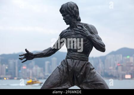Hongkong, China - März 24 2014: Die Bruce Lee Statue in Hongkong ist eine bronzene Gedenkstatue des Kampfkünstlers Bruce Lee, die vom Bildhauer Ca Stockfoto