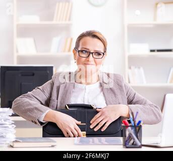 Die geschäftsfrau sehr beschäftigt mit laufenden Schreibarbeit Stockfoto