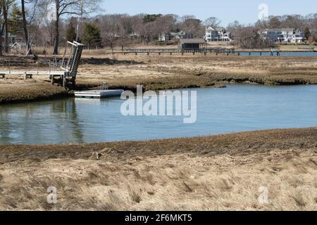 Wunderschöne Häuser, blaues Wasser und Flöße, Boote und Sumpfgebiete besetzen diesen Abschnitt von Bostons South Shore. Eagles Nest in Duxbury ist eine Küstenkommunit. Stockfoto