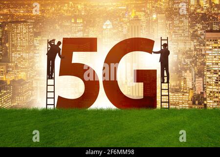 5G Kommunikationsnetzkonzept mit den Silhouetten Stockfoto