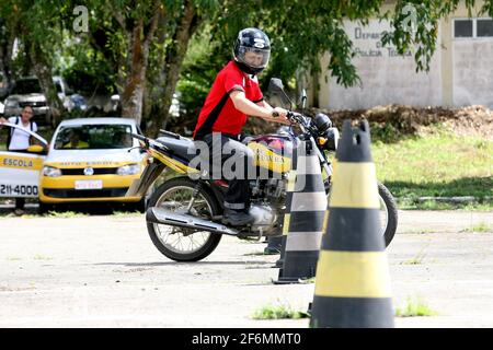 itabuna, bahia / brasilien - 12. april 2012: Fahrschüler machen einen Praxistest, um einen Nationalen Führerschein zu erhalten. Stockfoto