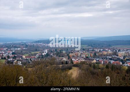 Panoramablick auf die Weltkulturerbe-Stadt Bamberg an einem sonnigen Wintertag mit dem Krankenhaus bamberg in der Mitte. Hochwertige Fotos Stockfoto