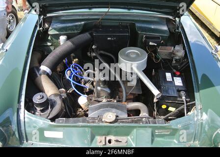 Der Motor eines Hillman Minx aus dem Jahr 1964 wurde auf der Oldtimer-Ausstellung an der englischen Riviera in Paignton, Devon, England, Großbritannien, ausgestellt. Stockfoto