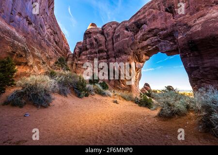 Der berühmte Pine Tree Arch im Arches National Park, Utah Stockfoto