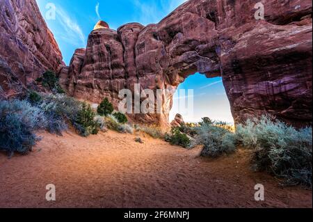 Der berühmte Pine Tree Arch im Arches National Park, Utah Stockfoto